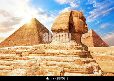 Die Sphinx vor den Pyramiden, Ansicht schließen. Stockfoto