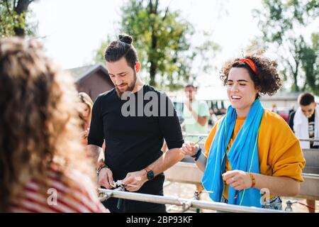 Gruppe von jungen Freunden beim Sommerfest, waschen am Morgen. Stockfoto