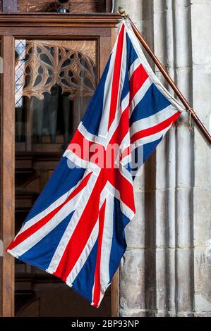 union Jack Flagge an der alten St. Mary's Kirche Rye East Sussex england uk europa Stockfoto