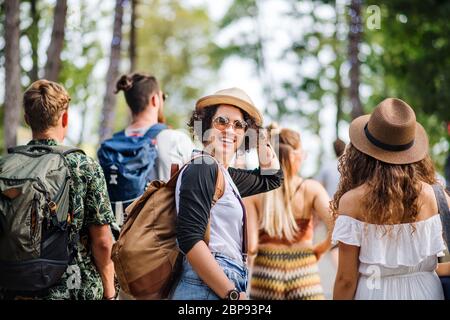 Rückansicht der Gruppe von jungen Freunden beim Sommerfest, Wandern. Stockfoto