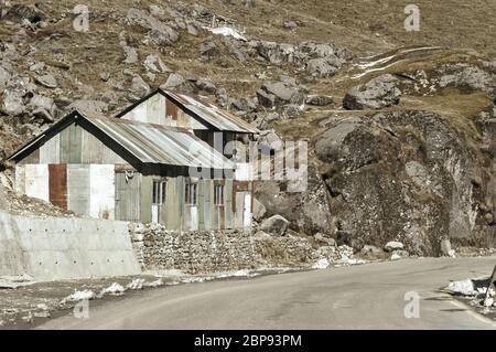 Ansicht der militärischen Camp auf einer Autobahn Straße Seite zu Nathula Pass von Indien China Grenze in der Nähe von nathu La Pass im Himalaya verbindet Indische Stockfoto