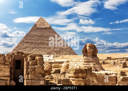 Die Sphinx, der Tempel und die Pyramide des Chephren unter den Wolken in Gizeh. Stockfoto