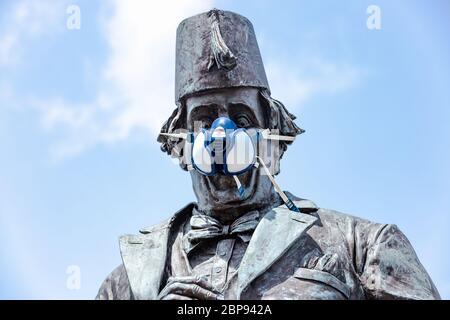 Caerphilly, Wales, Großbritannien. Mai 2020. Eine Bronzestatue des berühmten Komikers Tommy Cooper, der während der Corona-Virus-Pandemie Covid-19 in Caerphilly, Wales, eine Gesichtsmaske trägt. UK Kredit: Tracey Paddison/Alamy Live News Stockfoto