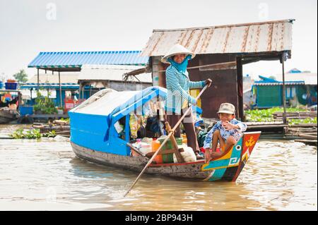 Eine Frau mit einem Jungen auf einem Flussbootgeschäft im schwimmenden Dorf Kompong Chnnang, Krong Kampong Chhnang, Kambodscha, Südostasien Stockfoto