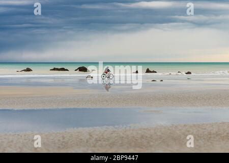 Radfahrer fahren mit dem Fahrrad entlang des Atlantischen Ozeans Stockfoto