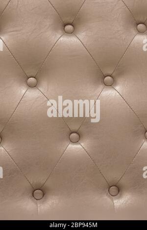 Sehr detaillierte Textur von Golden beige Vintage gepolstertes Leder Tuch. Stockfoto