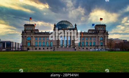 Berlin, Deutschland - 10. April 2020 - das berühmte deutsche parlamentsgebäude "Reichstag", Sitz des Deutschen Bundestages Stockfoto