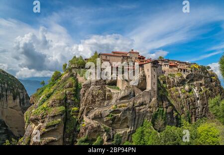 Panorama der atemberaubend gelegen auf einem Felsen Kloster tolles Wort meteoron in Meteora, Griechenland Stockfoto