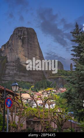 Blick auf die beeindruckenden Felsformationen und Landschaft als in der kleinen Siedlung in Kastraki Meteora in der Abenddämmerung gesehen, Trikala, Griechenland Stockfoto