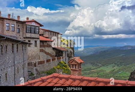 Rote Ziegeldächer von erstaunlich auf einem Felsen Kloster tolles Wort meteoron in Meteora, Griechenland Stockfoto