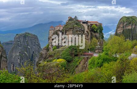 Panoramablick auf das herrlich gelegen auf einem Felsen das Kloster Varlaam, Meteora, Griechenland Stockfoto