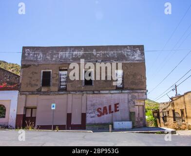 Unbewohnbares Zweistöckiges Gebäude Mit Vernagelten Fenstern Stockfoto