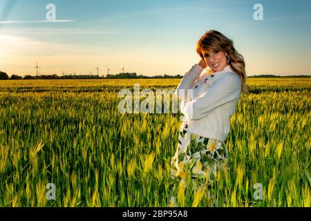 Landsberg, Deutschland. Mai 2020. Die Musikerin Annemarie Eilfeld steht in einem Maisfeld. Quelle: Nico Schimmelpfennig/dpa-Zentralbild/ZB/dpa/Alamy Live News Stockfoto