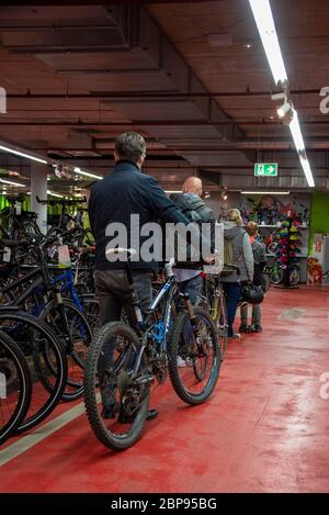 Magdeburg, Deutschland. Mai 2020. In vielen Fahrradgeschäften bilden sich derzeit Schlangen, weil die Nachfrage nach neuen Fahrrädern und Reparaturen während der Corona-Krise gestiegen ist. Das Bild zeigt Kunden des Shops 'Fahrrad Magdeburg'. Quelle: Stephan Schulz/dpa-Zentralbild/ZB/dpa/Alamy Live News Stockfoto