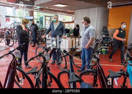 Magdeburg, Deutschland. Mai 2020. Toralf Büchner (r), Inhaber von Fahrrad Magdeburg, berät zwei Kunden. Die Nachfrage nach Fahrrädern ist während der Corona-Krise stark gestiegen. Viele seiner Kunden planen in diesem Jahr mit dem Fahrrad in den Urlaub zu fahren. Quelle: Stephan Schulz/dpa-Zentralbild/ZB/dpa/Alamy Live News Stockfoto