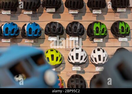 Magdeburg, Deutschland. Mai 2020. Fahrradhelme hängen an einer Wand im Shop von Fahrrad Magdeburg. Laut Geschäftsführer hat die Nachfrage nach Fahrrädern und Fahrradhelmen während der Corona-Krise stark zugenommen. Quelle: Stephan Schulz/dpa-Zentralbild/ZB/dpa/Alamy Live News Stockfoto