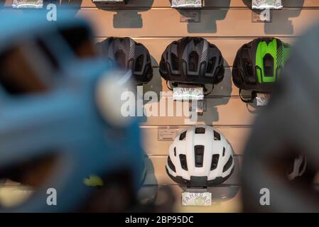 Magdeburg, Deutschland. Mai 2020. Fahrradhelme hängen an einer Wand im Shop von Fahrrad Magdeburg. Laut Geschäftsführer hat die Nachfrage nach Fahrrädern und Fahrradhelmen während der Corona-Krise stark zugenommen. Quelle: Stephan Schulz/dpa-Zentralbild/ZB/dpa/Alamy Live News Stockfoto