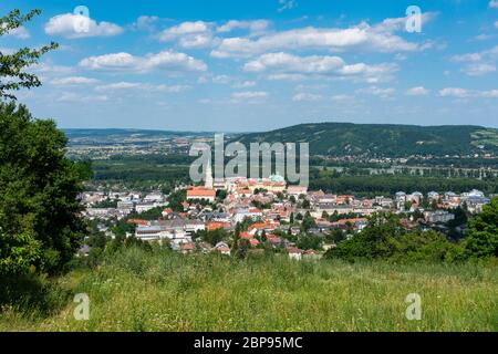Klosterneuburg Stadtbild. Ein Vorort von Wien im niederösterreichischen Weinviertel. Stockfoto