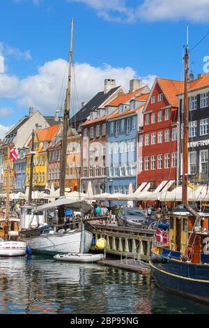 KOPENHAGEN, DÄNEMARK - 22. JUNI 2019 : Farbpelzhäuser auf dem Kanal in Nyhavn, Boote vor Anker Stockfoto