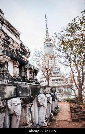 Stupas auf dem Berg Oudong. Provinz Kampong Speu, Kambodscha, Südostasien Stockfoto