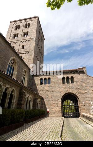 Eingangsbereich des Cloisters Museum in Northern Manhattan, spezialisiert auf mittelalterliche europäische Architektur, Skulpturen und dekorative Kunst Stockfoto