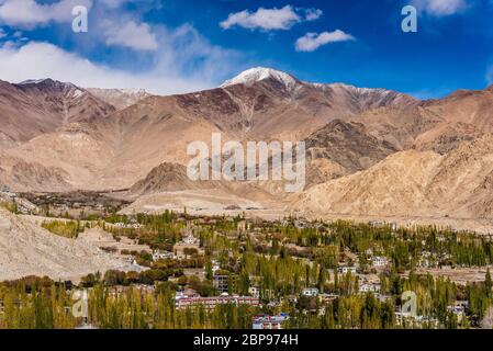 Die Stadt Leh, Leh Stadt liegt im indischen Himalaya aus dem Leh Palace gesehen Stockfoto