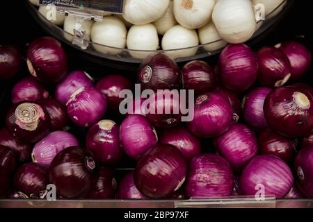 Eine Nahaufnahme von einer Fülle an frischen Zwiebeln auf dem Display am Marktstand. Stockfoto