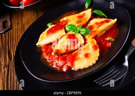 Ravioli alla Genovese mit Basilikumtomatensauce Stockfoto