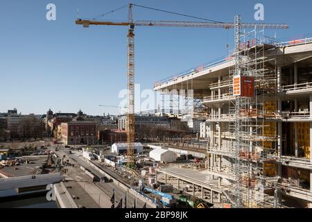 Oslo, Norwegen - Mär 27 2018 : Baustelle mit Bau und Derrick mit Verkehr in der Innenstadt Stockfoto