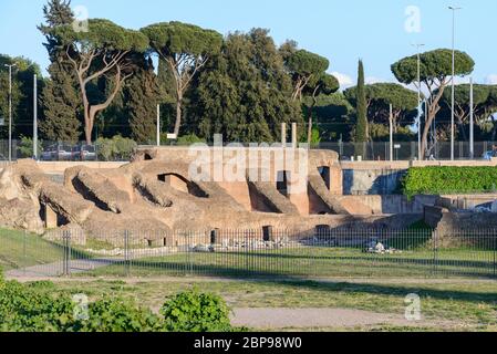 Der Circus Maximus Ruinen, in Italienisch Circo Massimo, einer alten römischen Streitwagenrennen Stadion und Masse Veranstaltungsort in Rom, Italien Stockfoto