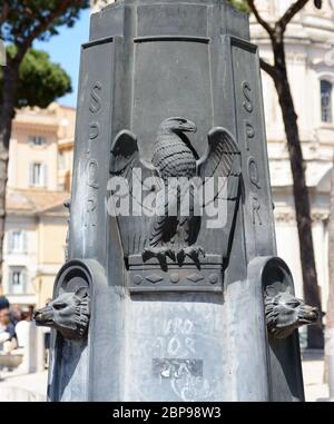 Ein lichtmast mit der Römischen Symbolen, der Adler und der Wolf, in Rom, Italien Stockfoto