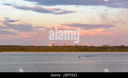 4 Pogoria See mit Industrial Zone im Hintergrund bei Sonnenuntergang, Dabrowa Gornicza, Polen Stockfoto