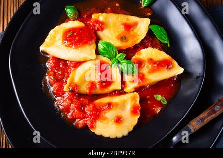 Ravioli alla Genovese mit Basilikumtomatensauce Stockfoto