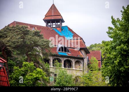 18. Mai 2020, Mecklenburg-Vorpommern, Schwerin: Das freistehende und teilweise baufällige ehemalige Kurhotel im Ortsteil Zippendorf direkt am Schweriner See ist unter Denkmalschutz. In den zwanziger Jahren des 20. Jahrhunderts erbaut, diente sie in der DDR als Internat des Schweriner Traktorsportvereins und ist seit der Wiedervereinigung baufällig. Foto: Jens Büttner/dpa-Zentralbild/ZB Stockfoto