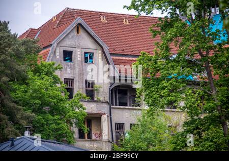 18. Mai 2020, Mecklenburg-Vorpommern, Schwerin: Das freistehende und teilweise baufällige ehemalige Kurhotel im Ortsteil Zippendorf direkt am Schweriner See ist unter Denkmalschutz. In den zwanziger Jahren des 20. Jahrhunderts erbaut, diente sie in der DDR als Internat des Schweriner Traktorsportvereins und ist seit der Wiedervereinigung baufällig. Foto: Jens Büttner/dpa-Zentralbild/ZB Stockfoto