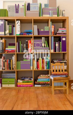 Bücherregal voller Bücher in einem modernen Buchladen und Souvenirladen Stockfoto