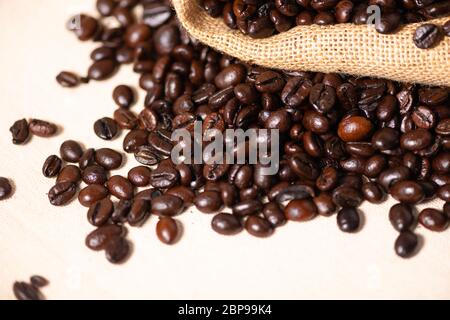 Nahaufnahme frisch geröstete Kaffeebohnen in braunem Sack. Stockfoto