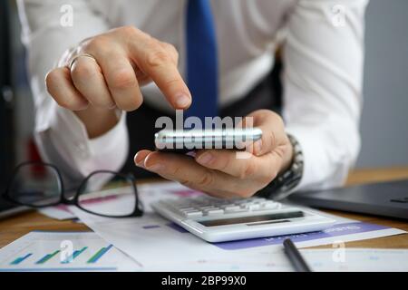 Mitarbeiter in stilvollem Anzug Stockfoto
