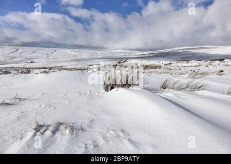 Der Blick auf einen entfernten Kreuz fiel und die Dun Fells von Coldberry im Winter, Upper Teesdale, Grafschaft Durham, Großbritannien Stockfoto