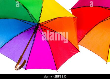 Bunte Regenschirme. Schutz vor Regen. Der Schirm ist offen. Regenbogenfarben. Regenschirme auf weißem Hintergrund. Regenbogenornament. Stockfoto
