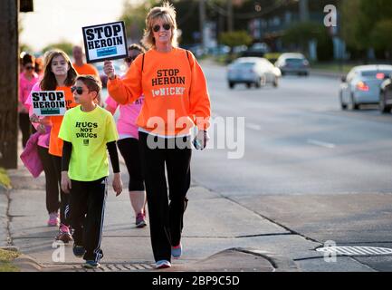 STOPPEN SIE DEN HEROIN Walk, der ein Ende der Opioidsucht fordert, in St. Peters, Missouri USA. Stockfoto