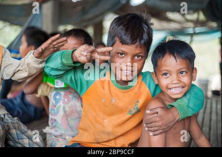 Zwei kambodschanische Kinder, die gerne für die Kamera posieren, Provinz Kampong Cham, Kambodscha, Südostasien Stockfoto