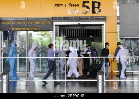 Kalkutta, Indien. Mai 2020. Inder strandeten in Dhaka angekommen auf Spezialflug Vande Bharat auf NSCI Flughafen während der landesweiten Sperre 4 im Zuge der COVID 19 Coronavirus Pandemie auferlegt. (Foto von Saikat Paul/Pacific Press) Quelle: Pacific Press Agency/Alamy Live News Stockfoto