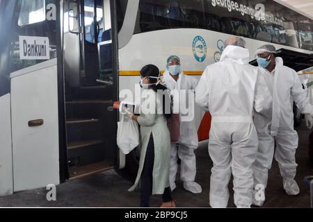 Kalkutta, Indien. Mai 2020. Inder strandeten in Dhaka angekommen auf Spezialflug Vande Bharat auf NSCI Flughafen während der landesweiten Sperre 4 im Zuge der COVID 19 Coronavirus Pandemie auferlegt. (Foto von Saikat Paul/Pacific Press) Quelle: Pacific Press Agency/Alamy Live News Stockfoto
