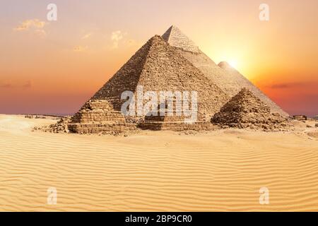 Die berühmten Pyramiden von Gizeh in der Wüste bei Sonnenuntergang, Ägypten. Stockfoto