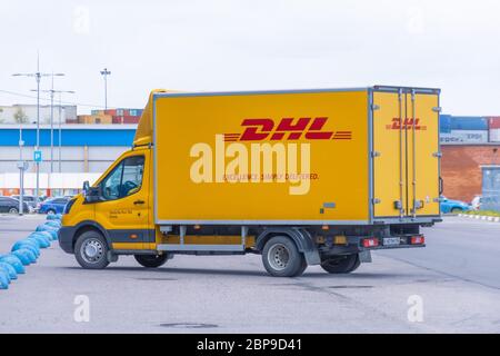 DHL weltweit Kurier Unternehmen Lieferwagen auf der Autobahn Stadt. Russland, Sankt Petersburg 13. Mai 2020 Stockfoto