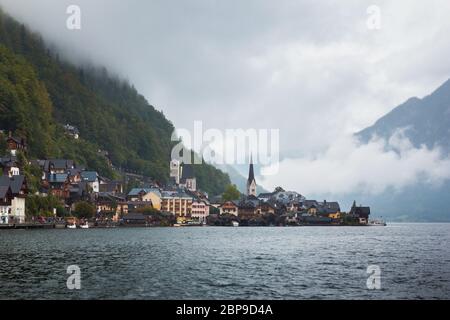 Hallstatt Blick in einem nebligen Tag und Wolken zwischen den Bergen Stockfoto