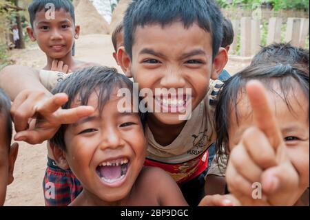 Kambodschanische Kinder, die gerne für die Kamera posieren, Provinz Kampong Cham, Kambodscha, Südostasien Stockfoto