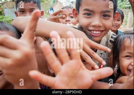 Kambodschanische Kinder, die gerne für die Kamera posieren, Provinz Kampong Cham, Kambodscha, Südostasien Stockfoto