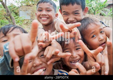 Kambodschanische Kinder, die gerne für die Kamera posieren, Provinz Kampong Cham, Kambodscha, Südostasien Stockfoto